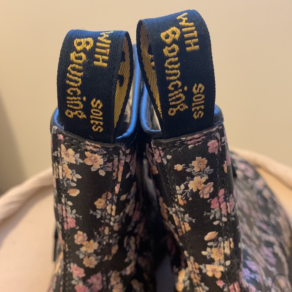 Like new floral print Dr Martens - Picture 3 of 5